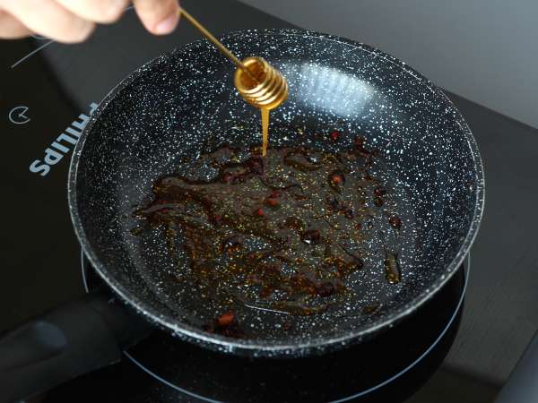 Ouă prăjite cu miere și mozzarella, micul dejun expres dulce, sărat și picant! - Preparare etapa 1