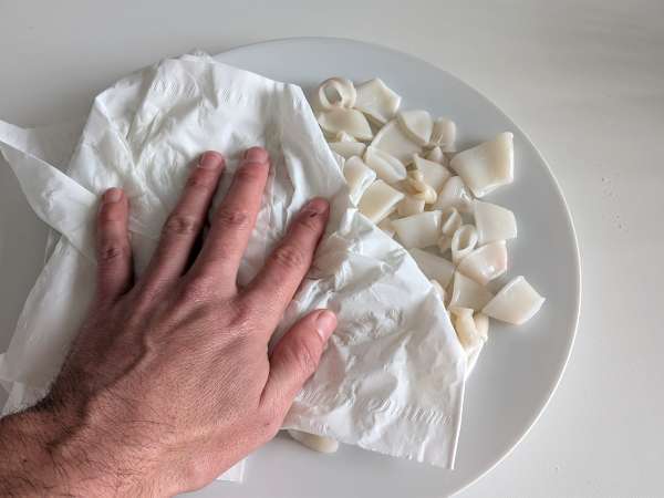 Inele de calmar în friteuza cu aer cald - Preparare etapa 1