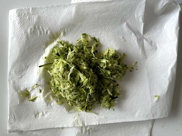 Prăjitură ultramoale cu fistic, lime și dovlecel - Preparare etapa 1