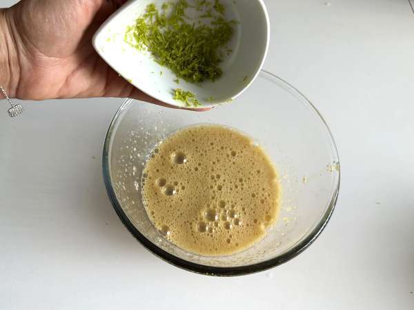 Prăjitură ultramoale cu fistic, lime și dovlecel - Preparare etapa 4