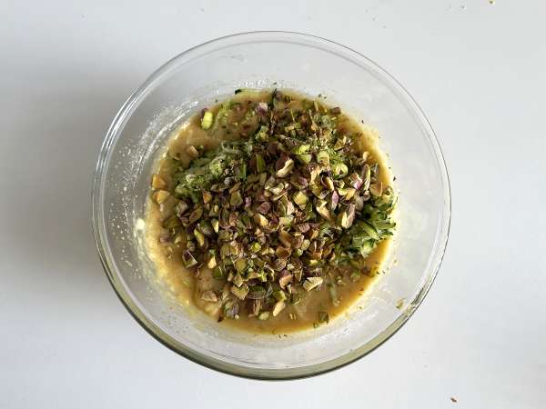 Prăjitură ultramoale cu fistic, lime și dovlecel - Preparare etapa 6