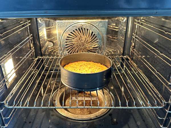 Prăjitură ultramoale cu fistic, lime și dovlecel - Preparare etapa 8