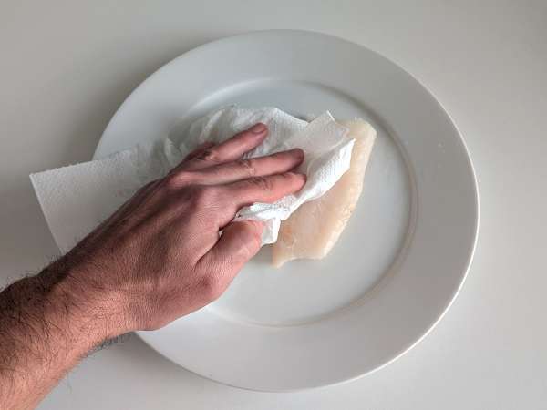 Cod prăjit la Air Fyrer cu roșii cherry, măsline și lămâie: rețetă ușoară și rapidă - Preparare etapa 1