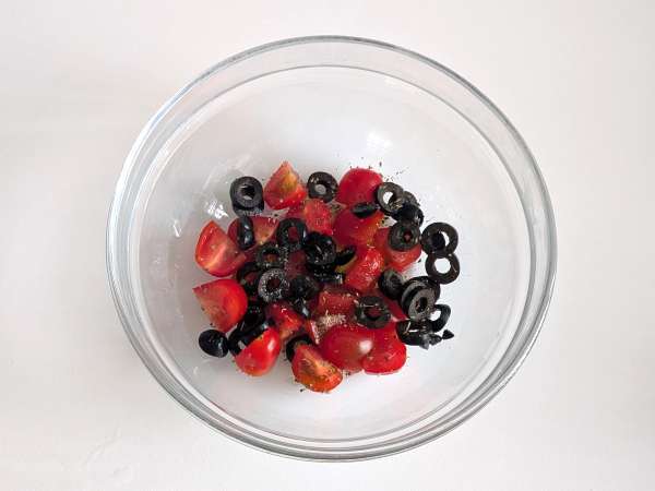 Cod prăjit la Air Fyrer cu roșii cherry, măsline și lămâie: rețetă ușoară și rapidă - Preparare etapa 2