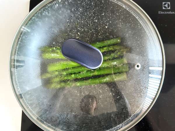 Tartine cu sparanghel, lămâie și ricotta cu busuioc - Preparare etapa 2