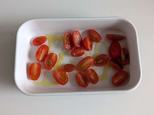 Coșulețe de pâine cu mozzarella, roșii cherry și măsline negre - Preparare etapa 1