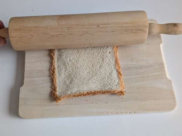 Coșulețe de pâine cu mozzarella, roșii cherry și măsline negre - Preparare etapa 2