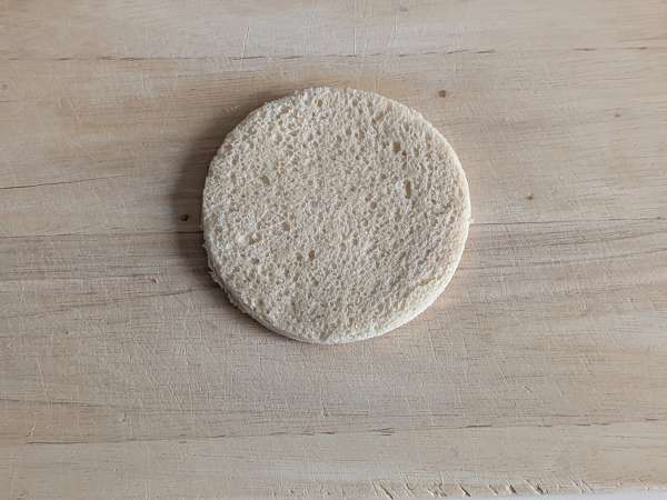 Coșulețe de pâine cu mozzarella, roșii cherry și măsline negre - Preparare etapa 3