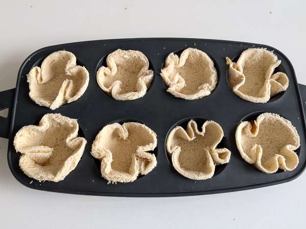 Coșulețe de pâine cu mozzarella, roșii cherry și măsline negre - Preparare etapa 4