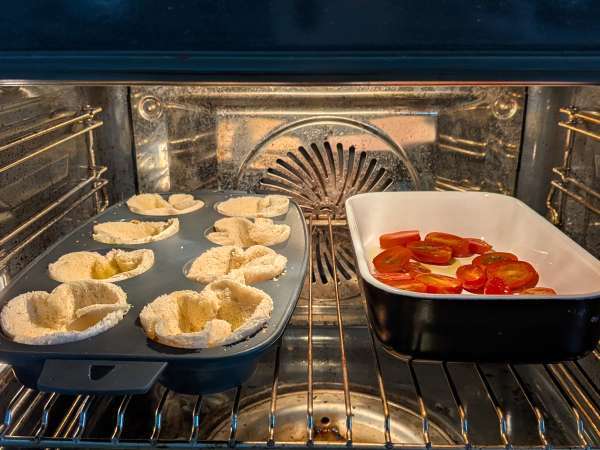 Coșulețe de pâine cu mozzarella, roșii cherry și măsline negre - Preparare etapa 5