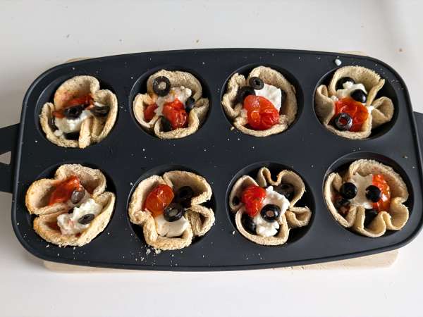 Coșulețe de pâine cu mozzarella, roșii cherry și măsline negre - Preparare etapa 6