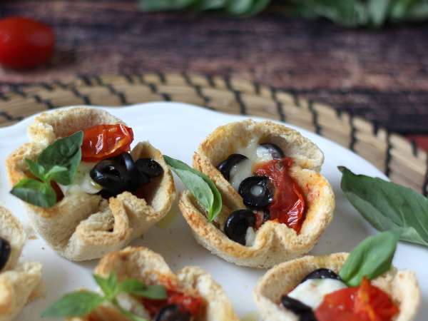 Coșulețe de pâine cu mozzarella, roșii cherry și măsline negre - Preparare etapa 7