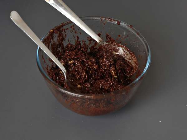 Pringles cu ciocolată sub formă de trandafiri de nisip - Preparare etapa 3