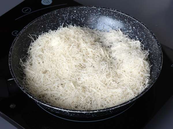 Fursecuri cu brânză tip Dubai, rețeta virală pentru mochis cu umplutură de fistic și kataif - Preparare etapa 2