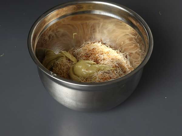 Fursecuri cu brânză tip Dubai, rețeta virală pentru mochis cu umplutură de fistic și kataif - Preparare etapa 3