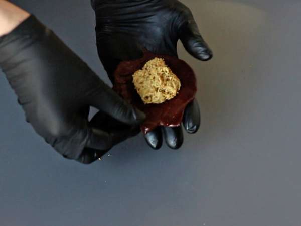 Fursecuri cu brânză tip Dubai, rețeta virală pentru mochis cu umplutură de fistic și kataif - Preparare etapa 9