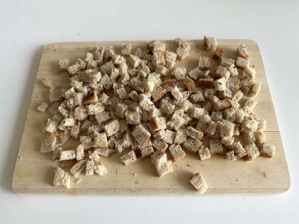 Crutoane crocante cu ierburi în Air Fryer (rapid și ușor) - Preparare etapa 1