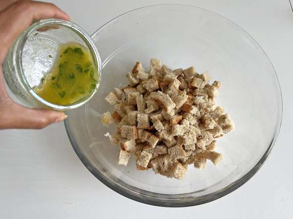 Crutoane crocante cu ierburi în Air Fryer (rapid și ușor) - Preparare etapa 5