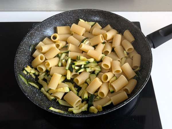 Courgette Carbonara: rețeta vegetariană ușor de preparat - Preparare etapa 7