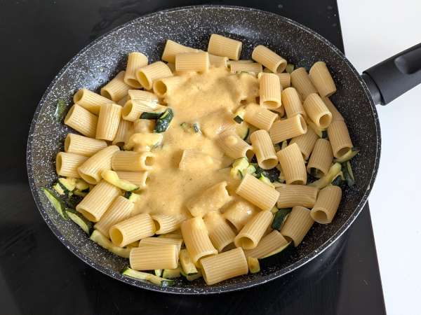 Courgette Carbonara: rețeta vegetariană ușor de preparat - Preparare etapa 8