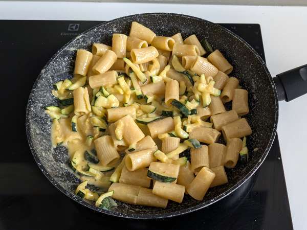 Courgette Carbonara: rețeta vegetariană ușor de preparat - Preparare etapa 9