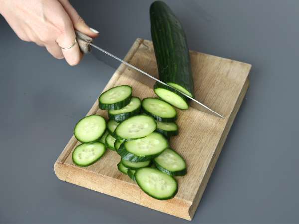 Salată picantă de castraveți cu alune - Preparare etapa 1