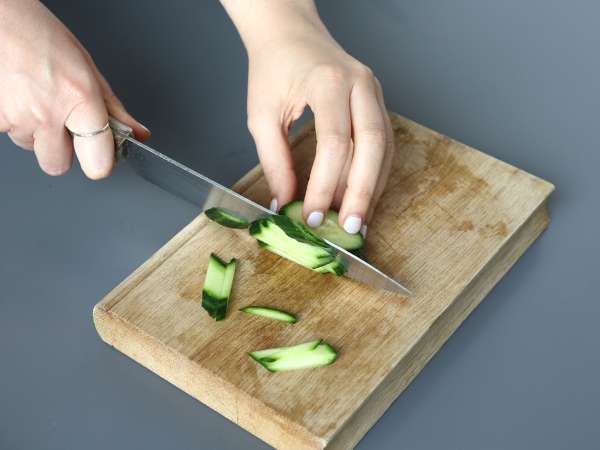 Salată picantă de castraveți cu alune - Preparare etapa 2