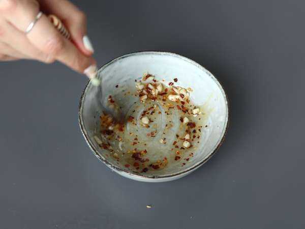 Salată picantă de castraveți cu alune - Preparare etapa 6