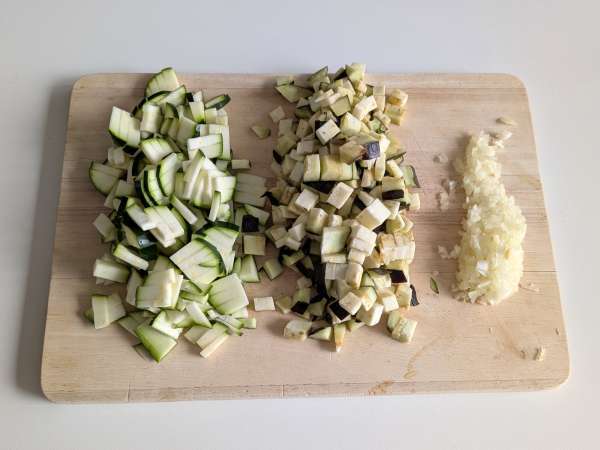 Ardei umpluți vegetarieni la cuptor: rețeta ușoară și gustoasă cu legume și brânză mozzarella - Preparare etapa 2