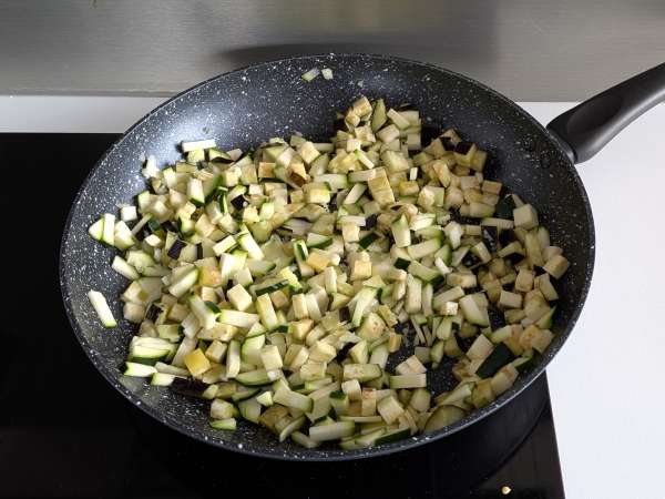 Ardei umpluți vegetarieni la cuptor: rețeta ușoară și gustoasă cu legume și brânză mozzarella - Preparare etapa 3