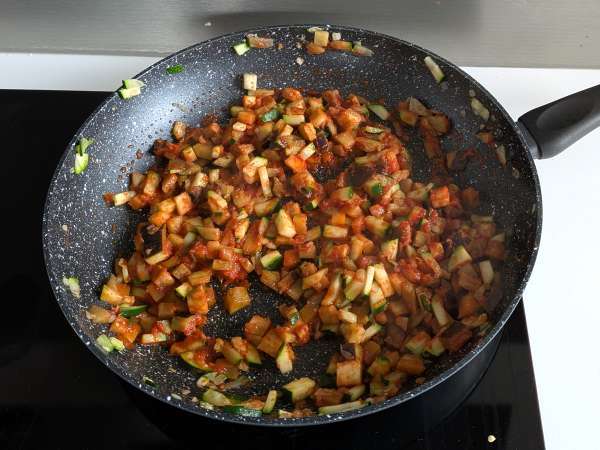 Ardei umpluți vegetarieni la cuptor: rețeta ușoară și gustoasă cu legume și brânză mozzarella - Preparare etapa 4