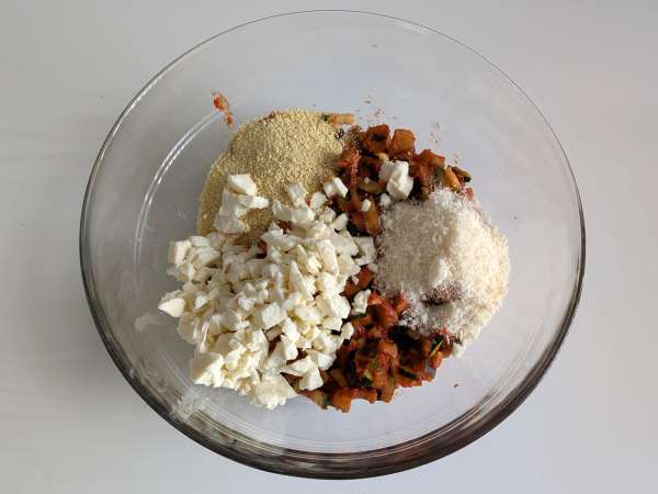 Ardei umpluți vegetarieni la cuptor: rețeta ușoară și gustoasă cu legume și brânză mozzarella - Preparare etapa 5