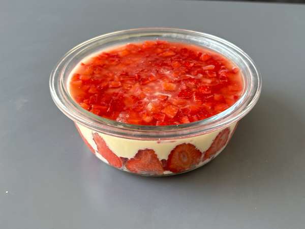 Pavê de morango, desertul brazilian făcut din căpșuni și lapte condensat, care se consumă cel mai bine rece - Preparare etapa 11