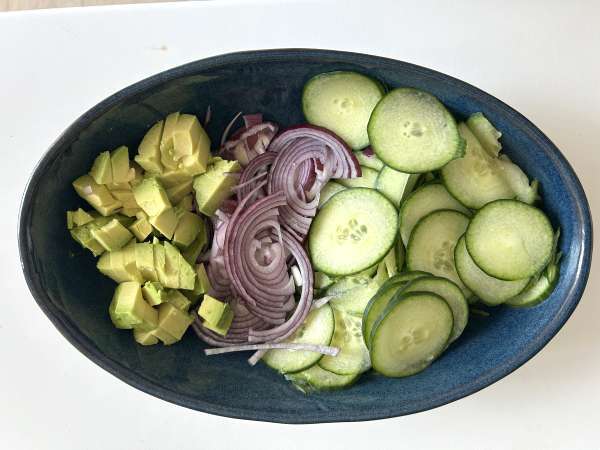 Salată de castraveți, năut prăjit, avocado și feta - Preparare etapa 2