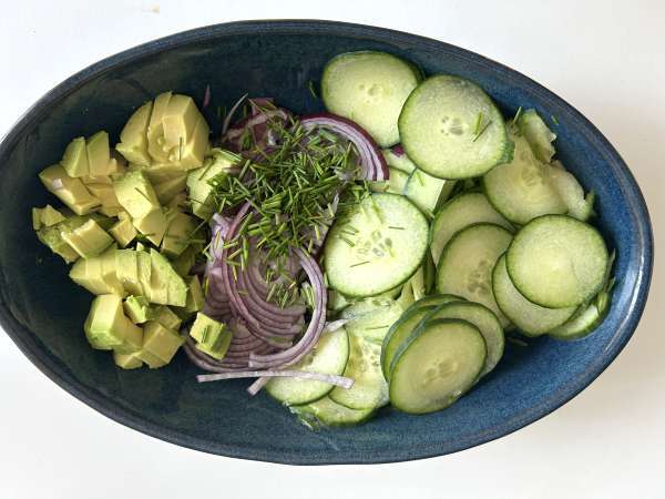 Salată de castraveți, năut prăjit, avocado și feta - Preparare etapa 3