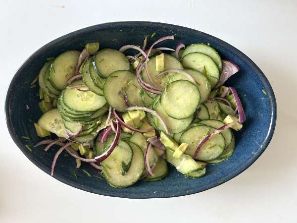 Salată de castraveți, năut prăjit, avocado și feta - Preparare etapa 5