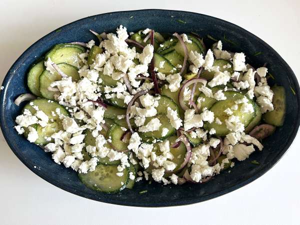 Salată de castraveți, năut prăjit, avocado și feta - Preparare etapa 6