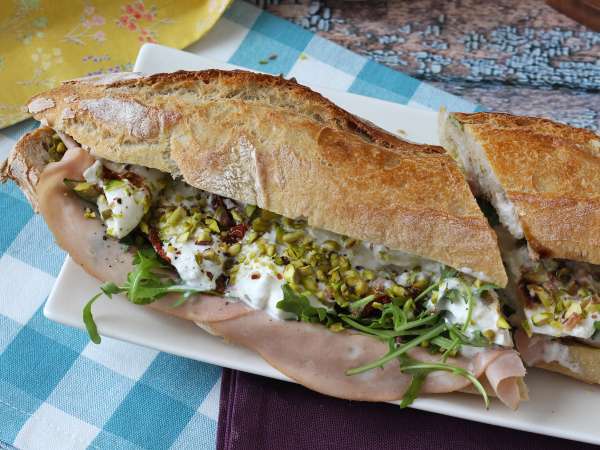 Sandwich italian gourmet cu mortadella și brânză burrata - Preparare etapa 7