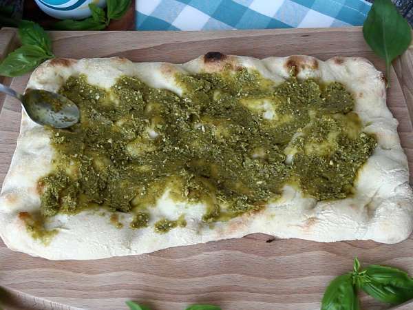 Pinsa cu pesto și mortadella, gata în 10 minute! - Preparare etapa 2
