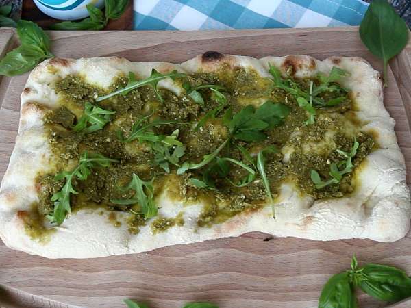 Pinsa cu pesto și mortadella, gata în 10 minute! - Preparare etapa 3