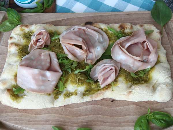 Pinsa cu pesto și mortadella, gata în 10 minute! - Preparare etapa 4