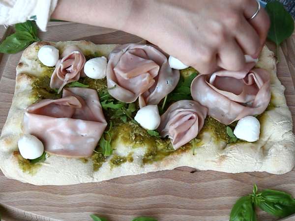 Pinsa cu pesto și mortadella, gata în 10 minute! - Preparare etapa 5