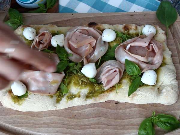 Pinsa cu pesto și mortadella, gata în 10 minute! - Preparare etapa 6
