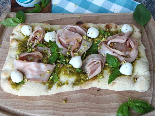 Pinsa cu pesto și mortadella, gata în 10 minute! - Preparare etapa 7
