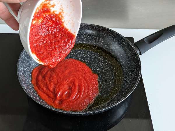 Paste cu stracciatella și roșii cremoase: prim fel de mâncare gata în 10 minute - Preparare etapa 1