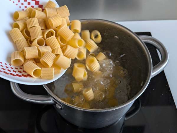 Paste cu stracciatella și roșii cremoase: prim fel de mâncare gata în 10 minute - Preparare etapa 3