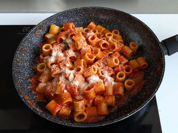 Paste cu stracciatella și roșii cremoase: prim fel de mâncare gata în 10 minute - Preparare etapa 5