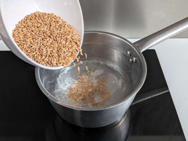 Salată cremoasă de spelt cu dovlecei, vinete și roșii cherry - Preparare etapa 1