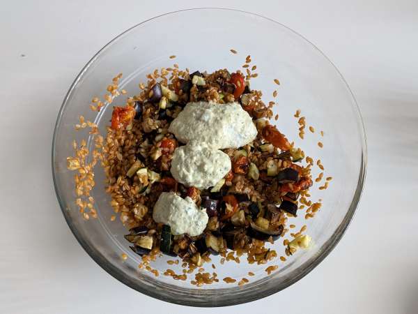 Salată cremoasă de spelt cu dovlecei, vinete și roșii cherry - Preparare etapa 6