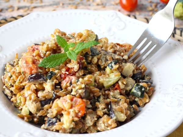 Salată cremoasă de spelt cu dovlecei, vinete și roșii cherry - Preparare etapa 8